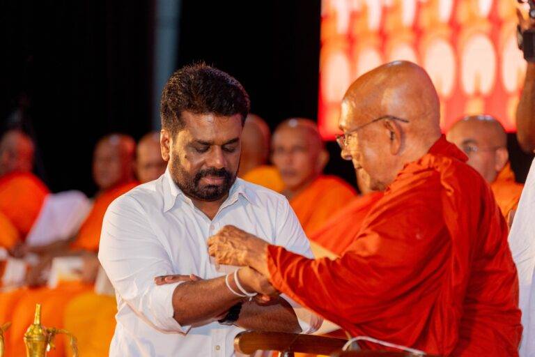 ව්‍යවස්ථාවේ 09 වෙනි වගන්තියේ වෙනසක් වෙන්නේ නැහැ.එය ආරක්ෂිතයි – අනුර මහා සංඝ රත්නය ඉදිරියේම සහතික වෙයි!