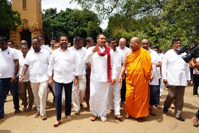 ආගමික වතාවත්වල නිරතවූ ජනාධිපති අපේක්ෂක නාමල්!
