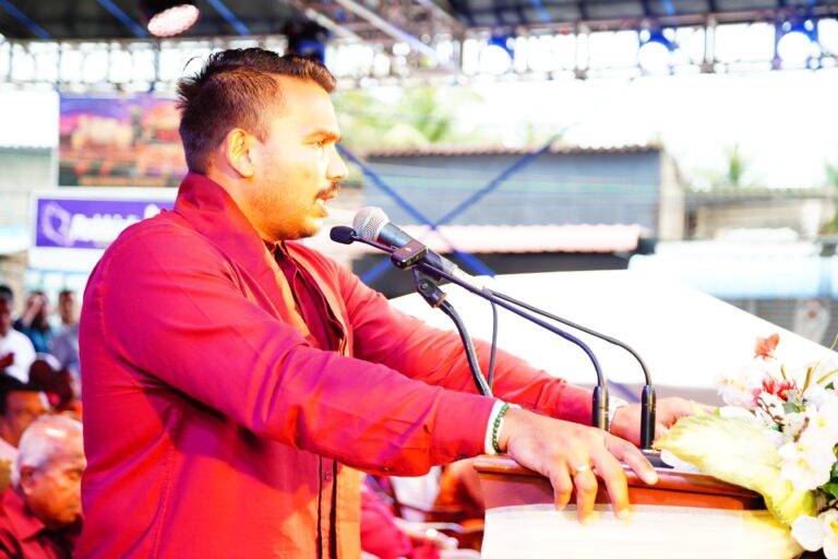 ” මම අභියෝග වලට බය නෑ ආදරෙයි”- නාමල් අනුරපුර රැලිය අමතයි!