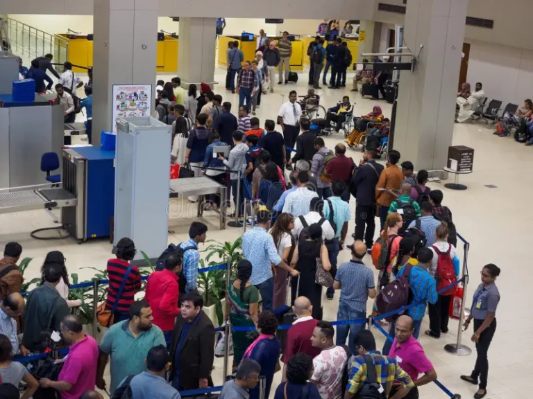 ගුවන් තොටුපළෙහි ඇති විශාල පෝලිම් ගැන වගකිවයුත්තන් දුටුවාද!