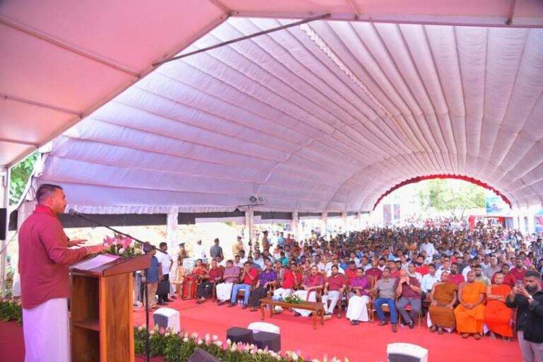 ජනපති රනිල්ට යනවා කිවුව සී.බී නාමල්ගෙ වේදිකාවට නගියි!