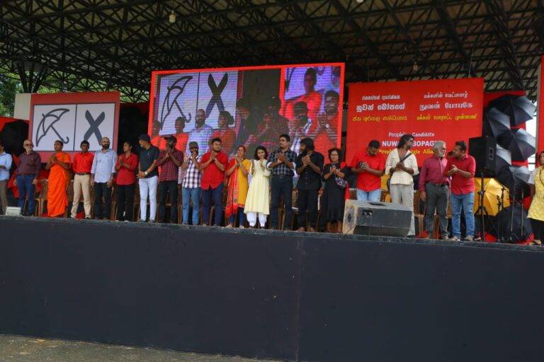 PHOTOS)::ජන අරගල සන්ධානයේ ප්‍රථම මහජන රැළිය නුගේගොඩදී – ගෝල්ෆේස අරගලයේ මුහුණු රැසක්ම කුඩය යටට!
