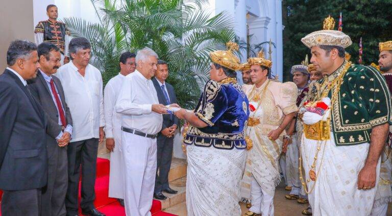 දළදා මාළිගාවේ ඇසළ මහා පෙරහර පවත්වා අවසන් කළ බව සැළ කෙරෙන පෙරහර සංදේශය දියවඩන නිළමේ විසින්  ජනපතිට පිළිගන්වයි!