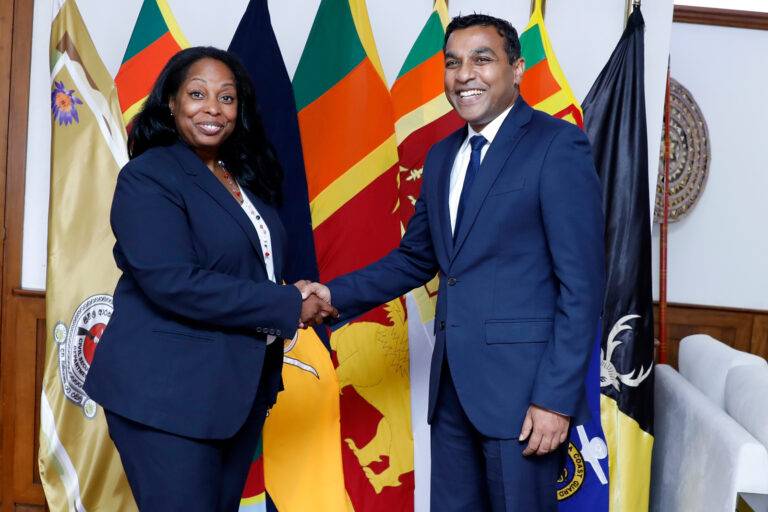 ඇමරිකානු වැඩබලන සහකාර ලේකම් හා ආරක්ෂක රාජ්‍ය අමාත්‍යවරයා අතර හමුවක්!