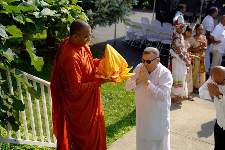 සැබෑ තානාපතිවරු වන්නේ වොෂින්ටන් විහාරාධිපති  ධම්මසිරි නාහිමි ඇතුළු හිමිවරුයි – තානාපති මහින්ද. 
