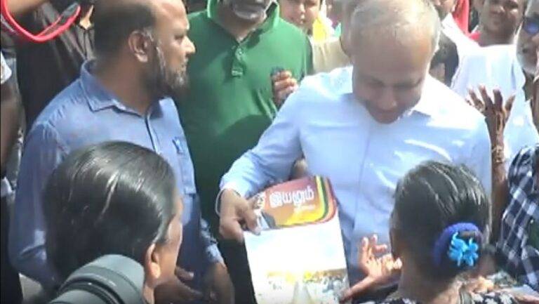 ජනපති දිනවීමට අත්පත්‍රිකා බෙදීම ඇරඹේ!