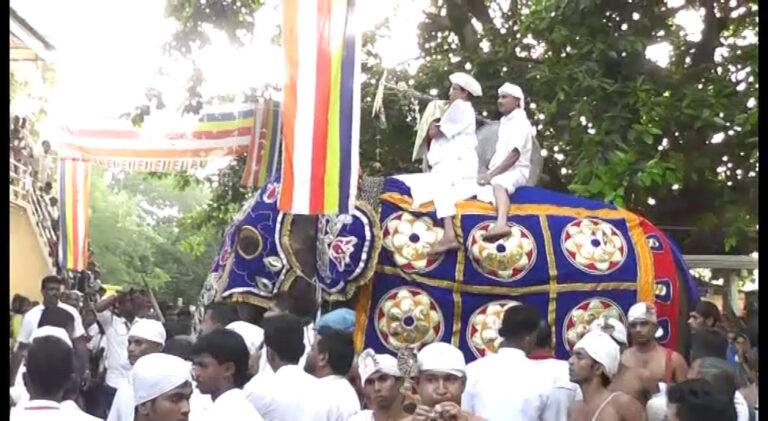 ඇසළ පෙරහැරට සමගාමීව දිය කැපීම ගැටඹේ දිය කපනා ගං තොටේදී අද පෙරවරුවේ