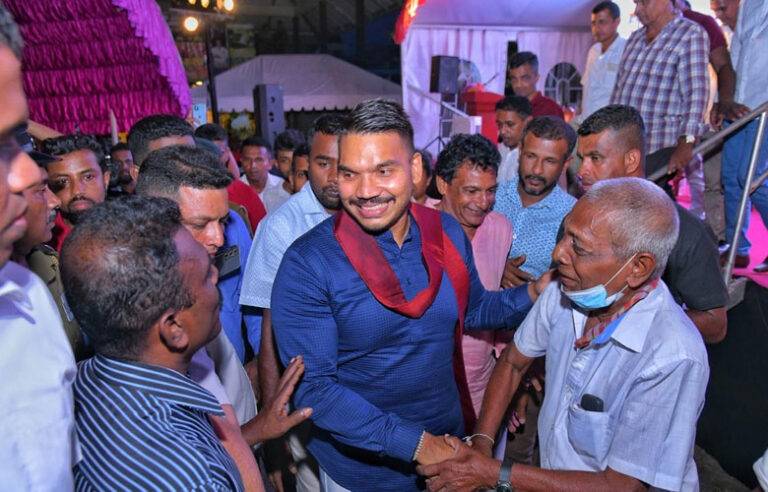 පෝලිම් නැති කළා කිව්වාට පාස්පෝට් පෝලිම දික්වෙනවා. තාක්ෂණික පරිවර්තනයට නොයාම මීට හේතුවයි – නාමල්