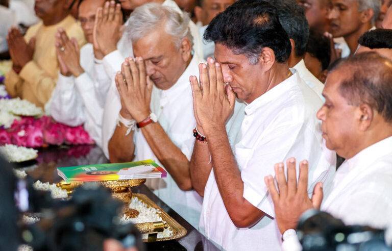 සජිත්ගේ ප්‍රතිපත්ති ප්‍රකාශය මල්වතු අස්ගිරි මහානායක හිමිවරුන්ට පිළිගන්වයි (PHOTOS)