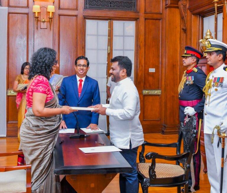ශ්‍රී ලාංකීක සමාජවාදී ජනරජයේ නව අග්‍රාමාත්‍යවරිය ලෙස ආචාර්ය හරිනි අමරසූරිය දිවුරුම් දෙයි!