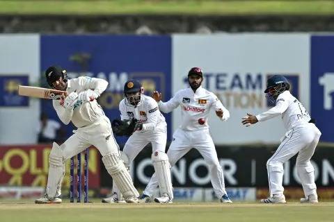 ජයසූරියගෙන් ජයග්‍රාහී පන්දු යැවීමක්