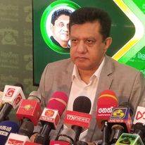 මේ යන විදිහට නම් රනිල් වික්‍රමසිංහ සෑම ගෙදරකටම අලි පැටියෙකුත් දෙනවා කියයි – චරිත හේරත්
