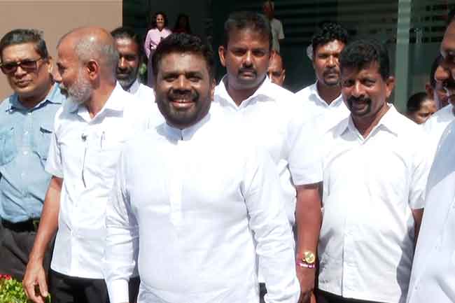 නව ජනාධිපති දිවුරුම් දීමට පක්ෂ කාර්යාලයෙන් පිට වෙයි!