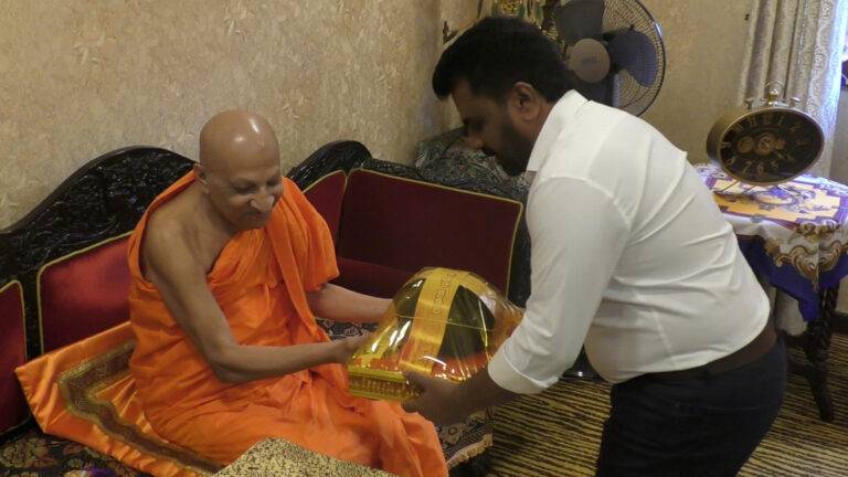 නව ජනාධිපතිවරයාට සියම් මහ නිකායේ මල්වතු හා අස්ගිරි පාර්ශවයේ ආශිර්වාද!