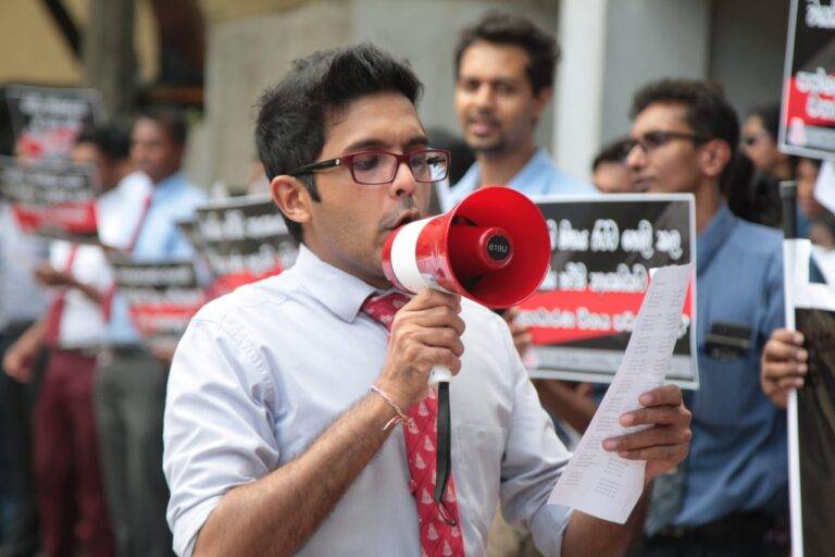 වෛද්‍යවරුන්ට එරෙහි අසාධාරණ විනය පරීක්ෂණ නවතා දමන ලෙස බලකරමින් GMOA විරෝධයක!