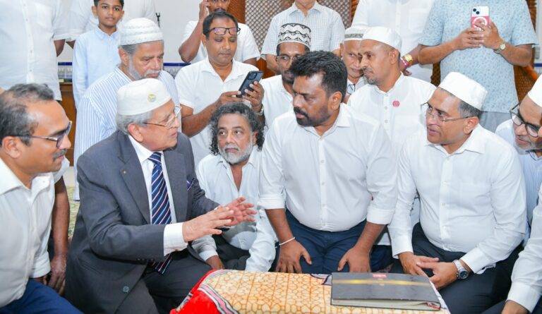අනුර දවටගහ පල්ලියටත් යයි! (PHOTOS)