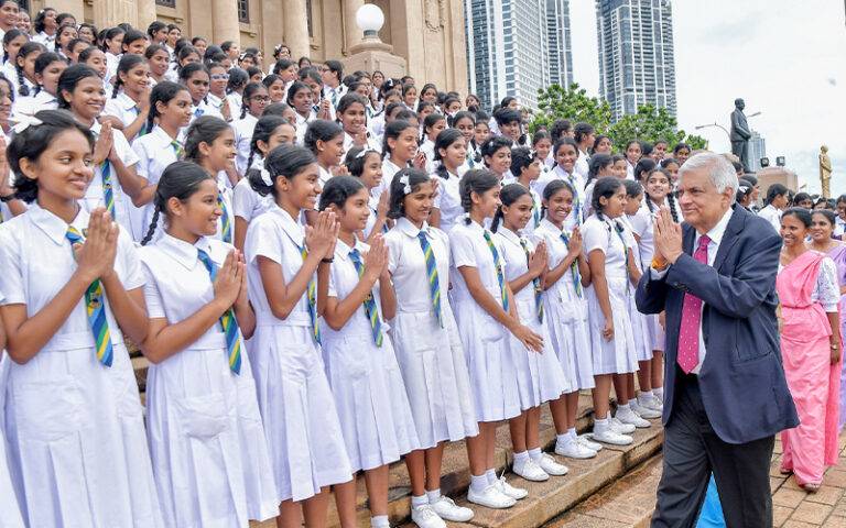 ජනපති මහනුවර උසස් බාලිකා විද්‍යාලයේ සිසුවියන් හමුවෙයි!