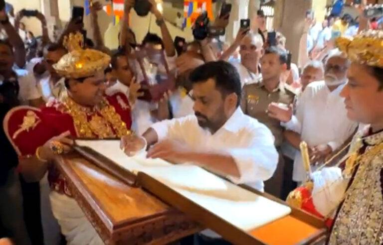 ජනපති අනුර ශ්‍රී දළදා වහන්සේ වැඳපුදා ගනී (VIDEO)