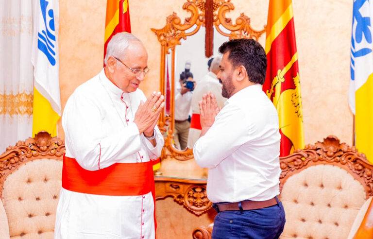 ජනාධිපති අනුර කාදිනල් හිමියන් බැහැදැක ආශිර්වාද ලබාගනී (PHOTOS)