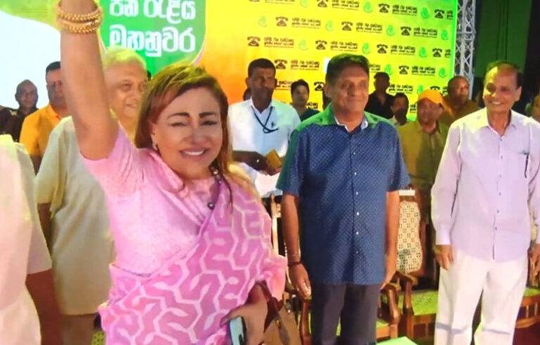 රාජ්‍ය ඇමතිනී ගීතා කුමාරසිංහ සජිත්ගේ වේදිකාවට !