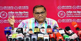 පාස්පෝට් එකක්වත් දෙන්න බැරි ආණ්ඩුවක් මේක. වහාම මේ සෙල්ලම නතර කරන්න – විජිත