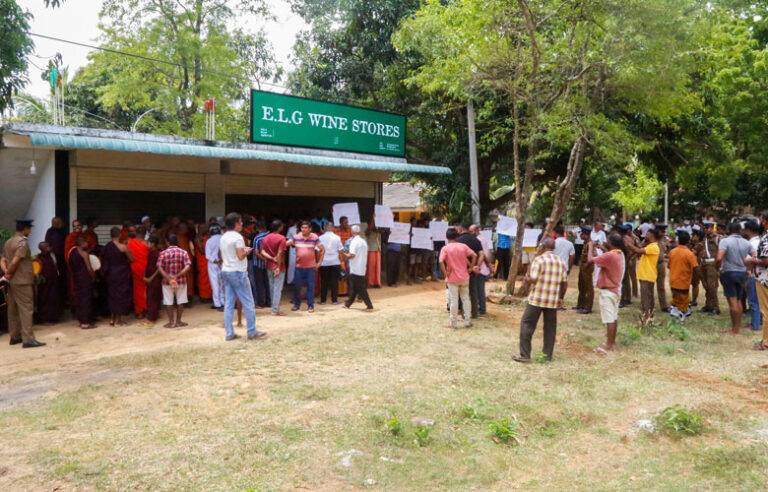තැබෑරුම් දෙයියෝ කතරගමටත් වඩිති !