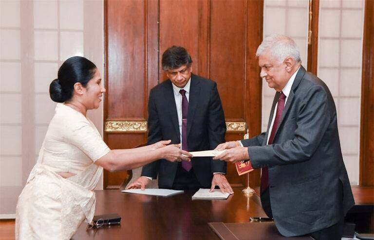 සක්වල ගල ප්‍රකම්පිත කරමින් සීතා දිවුරුම් දෙයි !