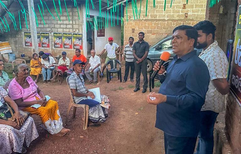 රනිල් ලෝකයක් හොල්ලන්න පුළුවන් නායකයෙක්. එතුමාට ඡන්දෙ දෙන්න කියලා රැස්වීම් තියන්න ඕනෙද ? – වජිර