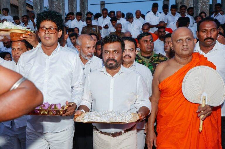 ජය ශ්‍රී මහා බෝධින් වහන්සේ වැදපුදා ගත් ජනපති අනුර!