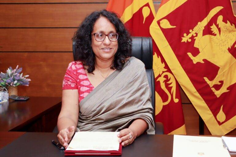 ගුරුවරයා අගයන අගමැතිනි හරිනි!