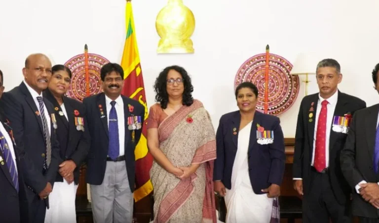 අගමැතිනියට පොපි මලක්!