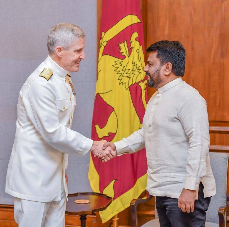 ඇමරිකානු නාවික බලඇණියේ අණදෙන නිලධාරී හා ජනාධිපති අතර හමුවක්!