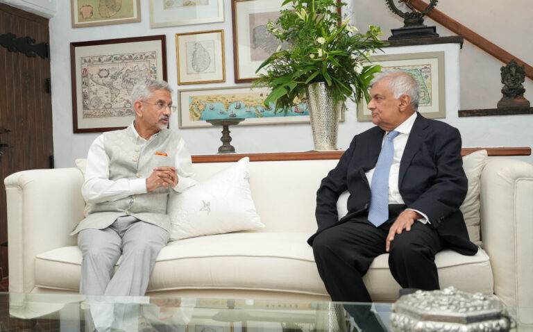 ඉන්දීය විදේශ ඇමති හා හිටපු ජනපති හමුවෙයි!