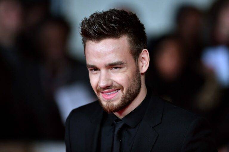 ලොවක් හඬවමින් One Direction සිහින තරුවක් මිලින වෙයි!