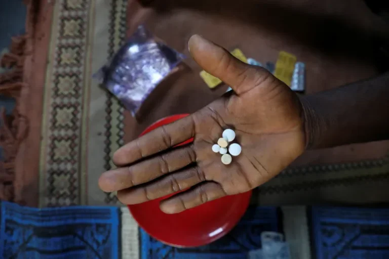 ඇදුම රෝගයෙන් පීඩා විදින අප්‍රිකානුකරයේ යෞවනයෝ!
