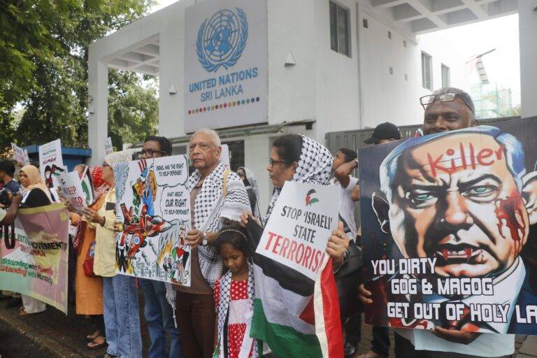 (PHOTOS):පලස්තීනයට එරෙහි ඊශ්‍රායල ආක්‍රමණයට වසරක් – උතුරු දකුණු සහෝදරත්වයෙන් විරෝධතාවක්!