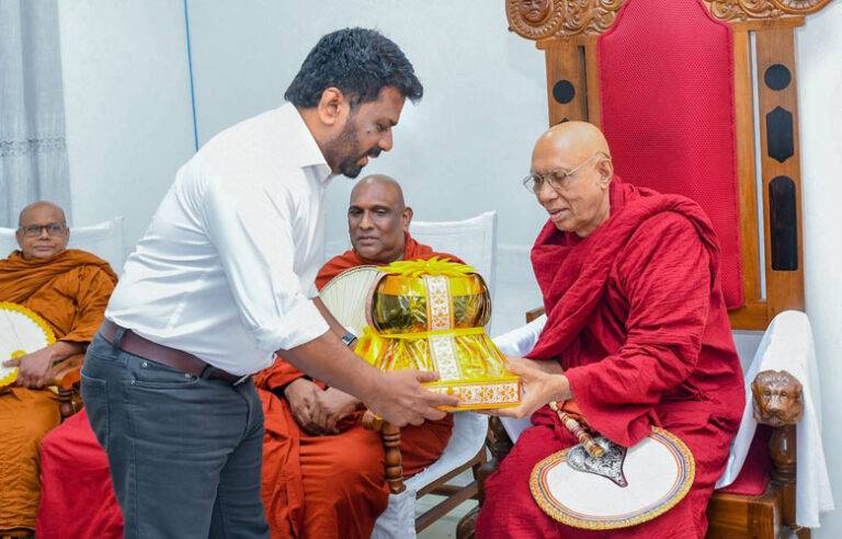 ජනපති අනුර රාමඤ්ඤ මහා නිකායේ මහා නායක හිමි බැහැ දැක ආශිර්වාද ලබා ගනී