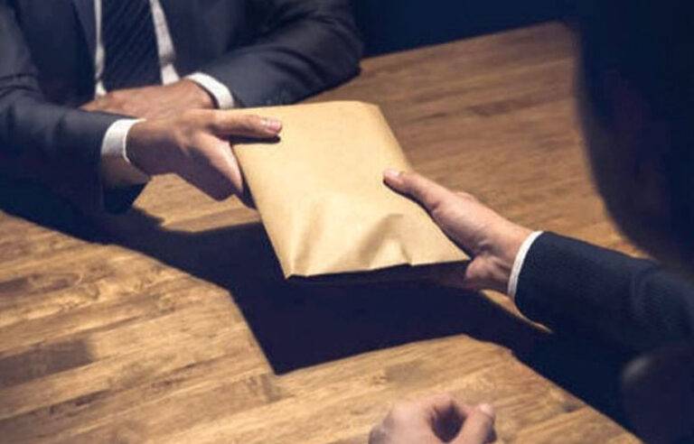 RMV ඉහළම ලොක්කෙක් ඇතුළු තිදෙනෙක් අල්ලස් ගනිද්දී කොටුවෙයි !