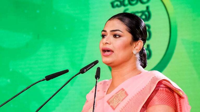 දේශපාලනයක් නොකරන කෙනෙක්ගෙන් මම එක එක දේවල් අහන්න ලෑස්ති නෑ – හිරුණිකා