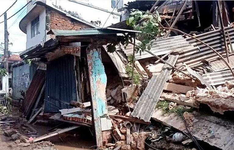 පානදුර නගරයේ දෙමහල් ගොඩනැගිලි පහක් එකවරම කඩා වැටිලා ! (VIDEO)