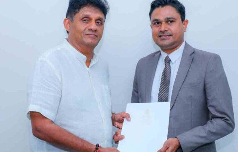 කෙහෙළියගේ බාල බෙහෙත් වංචාව හෙළි කළ වෛද්‍ය චමල් සංජීව රත්මලානෙන් මහමැතිවරණයට