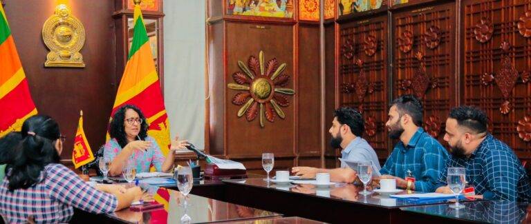 අගමැතිනිය සහ පාසල් ක්‍රීඩා පුහුණුකරුවන් අතර හමුවක්
