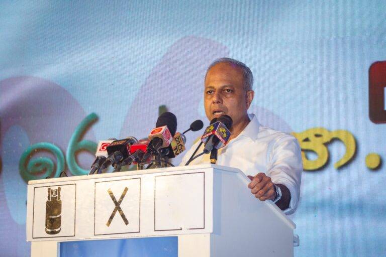 අපි ආණ්ඩුවේ කකුලෙන් අදින්නේ නැහැ. හැබැයි අපිට ආණ්ඩුවේ වැඩපිළිවෙල දැනගන්න ඕනේ – සාගල