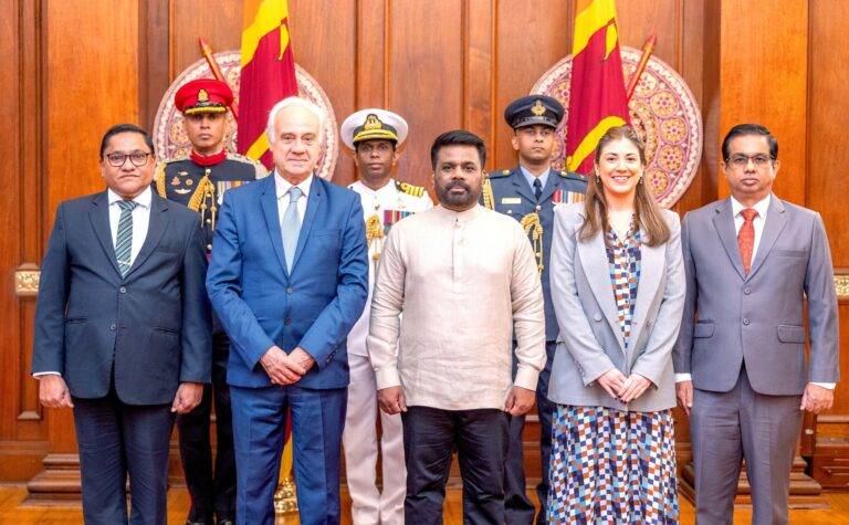 තානාපතිවරු නව දෙනෙක් සහ මහ කොමසාරිස්වරයෙක් ජනාධිපතිවරයා වෙත අක්තපත්‍ර භාර දෙති!