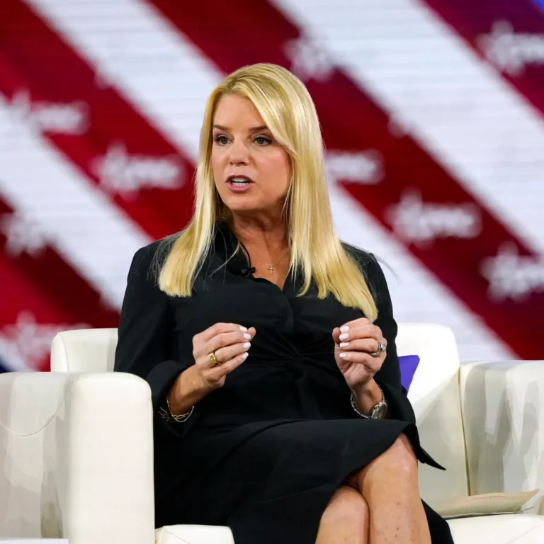 Pam Bondi ඇමෙරිකාවේ නීතිපති තනතුරට!