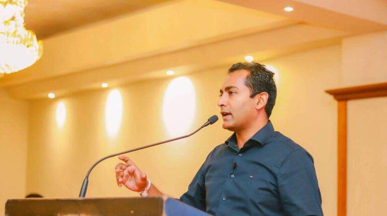 කකුලෙන් අදින දේශපාලනයට තිත තියන්න ඕනේ.එවැනි දේශපාලනයකින් රටක් හදන්න බැහැ!