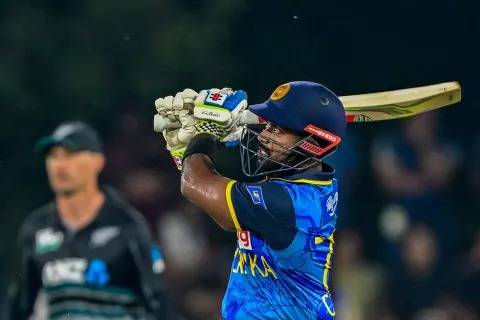 අසලංක,පන්දුවෙන් වැරදුණු වැඩේ පිත්තෙන් හරි ගස්සයි