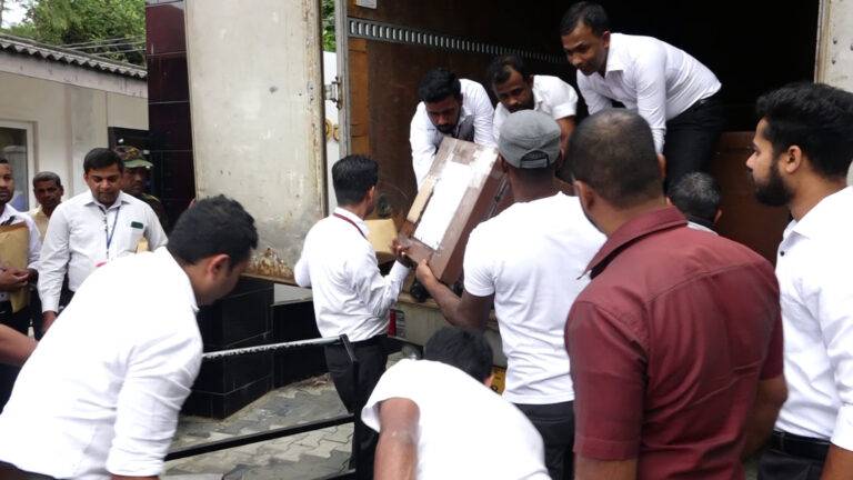 ගණන් කිරීමේ මධ්‍යස්ථාන සඳහා තැපැල් ඡන්ද පෙට්ටි ප්‍රවාහනය කෙරේ!