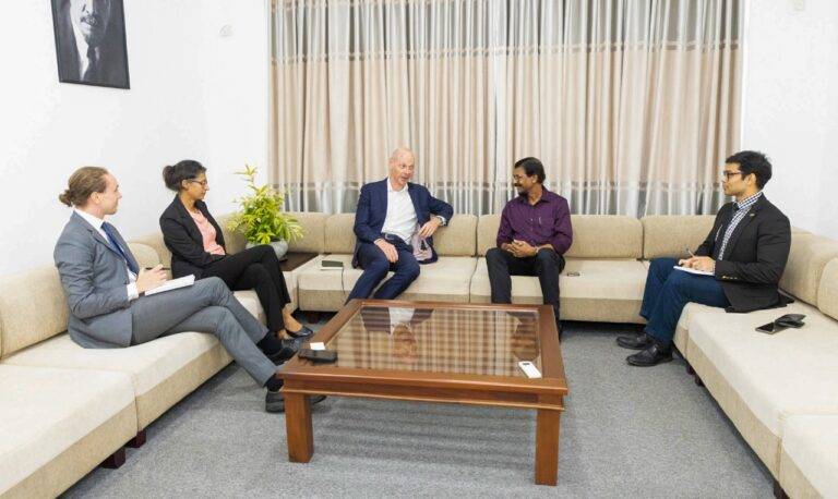 ඕස්ට්‍රේලියානු මහකොමසාරිස් සහ ජවිපෙ ප්‍රධන ලේකම් අතර හමුවක්!