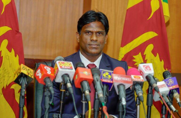 ක්‍රීඩකයන්ට හරියට පාවහන් නැති රටක ජනතා බදු මුදලෙන් වී8 පදින එක වැරදියි – ක්‍රීඩා සහ යෞවන කටයුතු ඇමති නියෝජ්‍ය ඇමතිවරු දිව්රුම් දීමේ උළෙලේදි කියයි